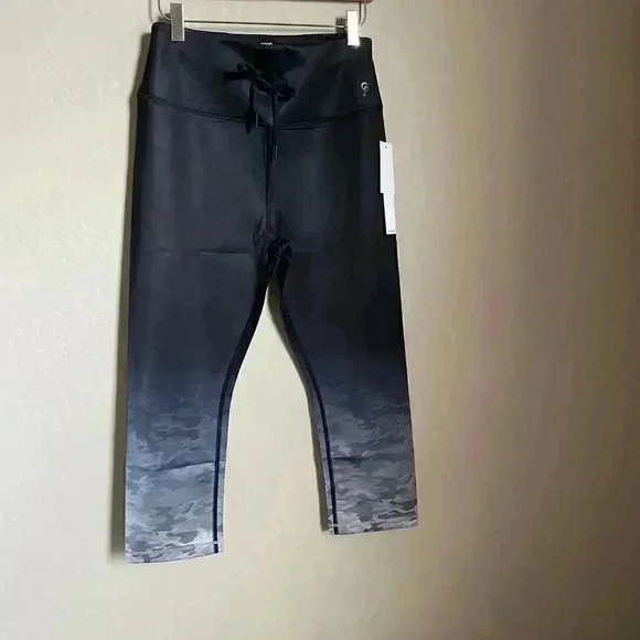 Good American Cinched Waist Capri Camo Size Large - Picture 2 of 13